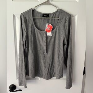 Women’s solid rib Henley with buttons. 1x